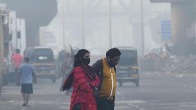 Mumbai, India - December 29, 2021 : People walk in the morning in a coolroom Climate at Goregaon, in Mumbai, India, on Wednesday, December 29, 2021. (Photo by Vijay Bate/HT Photo) Mumbai, India - December 29, 2021 : People walk in the morning in a coolroom Climate at Goregaon, in Mumbai, India, on Wednesday, December 29, 2021. (Photo by Vijay Bate/HT Photo)