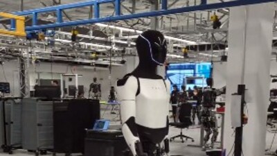 A screenshot of the video showing Optimus robot strolling in the lab. (X/Elon Musk)