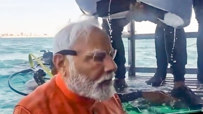 PM Modi also paid homage to the ancient city by making an offering of peacock feathers, a symbolic tribute to Lord Krishna, who founded the ancient city.&nbsp; (PTI)