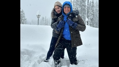 Sachin Tendulkar and his wife Anjali Tendulkar enjoying snowfall in Kashmir. (Instagram/@sachintendulkar) Sachin Tendulkar and his wife Anjali Tendulkar enjoying snowfall in Kashmir. (Instagram/@sachintendulkar)