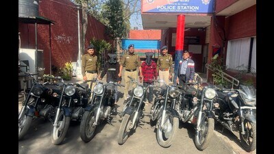 The accused and the recovered motorcycles in the custody of Chandigarh Police. (HT)