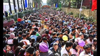 Visitors thronging the Rose Garden on the final day of the 52nd Rose Festival in Chandigarh. (Keshav Singh/HT)