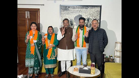 After three AAP councillors defected to the BJP two days before the apex court’s verdict, the saffron party has secured the numerical edge in the 35-member MC House. (HT Photo)