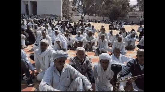 As many as 36 khap leaders and residents of 72 villages in Haryana’s Fatehabad held a panchayat and urged both the Samyukta Kisan Morcha (SKM non-political) and Kisan Mazdoor Morcha, who are leading the ongoing farmers’ agitation at Khanauri and Shambhu borders, to join hands with the Samyukta Kisan Morcha (SKM) and intensify the stir in Haryana. (HT Photo)