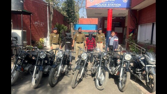 The accused and the recovered motorcycles in the custody of Chandigarh Police. (HT)