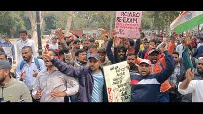 Aspirants protesting at the Dharna Sthal in Civil Lines in Prayagraj on Monday. (HT Photo)