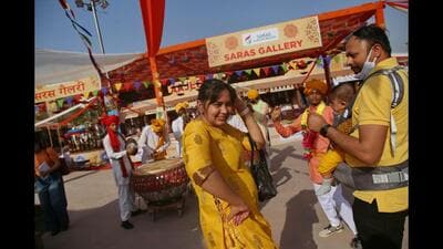 At the Saras Crafts Fair in Panchkula, the artisans and craftsmen of different states will be able to display and sell their products, including silk clothes, handlooms, toys, food and handicraft. (HT File Photo/ For reference)