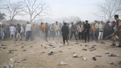Cops cane-charging the gathered crowd, near the Clock Tower, in Lucknow, on Monday. (HT Photo) Cops cane-charging the gathered crowd, near the Clock Tower, in Lucknow, on Monday. (HT Photo)