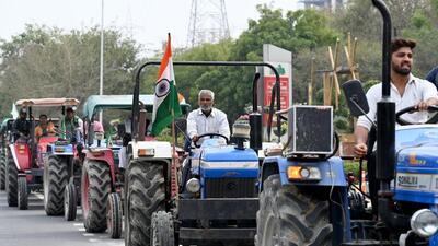 Demonstrators on tractors travel along the Noida-Delhi Expressway during the protest organised by Bhartiya kisan Union (Tikait) farmers. (Sunil Ghosh /HT Photo) Demonstrators on tractors travel along the Noida-Delhi Expressway during the protest organised by Bhartiya kisan Union (Tikait) farmers. (Sunil Ghosh /HT Photo)