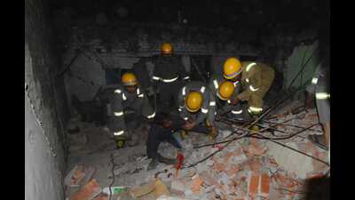 Firemen carrying out a rescue operation at the site of the incident in Lucknow’s Mahaveerpuri locality. (HT photo)