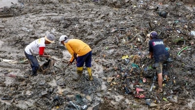 Scavengers pick up plastic and metal wastes in the soil. (AFP) Scavengers pick up plastic and metal wastes in the soil. (AFP)