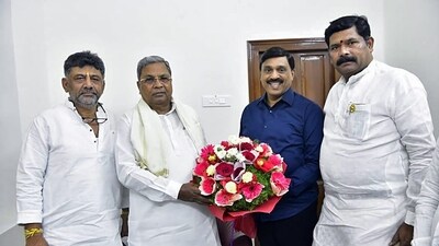 Kalyana Karnataka Pragati Paksha chief and MLA Janardhan Reddy meets chief minister Siddaramaiah and deputy CM DK Shivakumar on Monday. (ANI) Kalyana Karnataka Pragati Paksha chief and MLA Janardhan Reddy meets chief minister Siddaramaiah and deputy CM DK Shivakumar on Monday. (ANI)