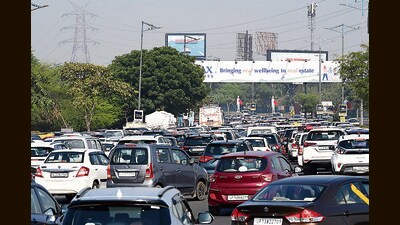 Traffic congestion was witnessed at the Delhi-Noida DND border due to security concerns arising from the protest as Bharatiya Kisan Union (Tikait) farmers took out 'Tractor march’ for MSP on Monday. (Sunil Ghosh/HT Photo) Traffic congestion was witnessed at the Delhi-Noida DND border due to security concerns arising from the protest as Bharatiya Kisan Union (Tikait) farmers took out 'Tractor march’ for MSP on Monday. (Sunil Ghosh/HT Photo)