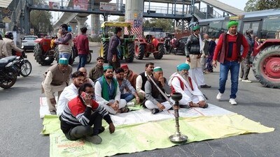 Farmers and Bharatiya Kisan Union (Tikait) activists jam the NH 58 at Mohiuddinpur in Meerut (HT photo) Farmers and Bharatiya Kisan Union (Tikait) activists jam the NH 58 at Mohiuddinpur in Meerut (HT photo)