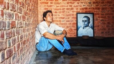 Randeep Hooda is all set to portray freedom fighter Vinayak Damodar Savarkar in his upcoming movie. Randeep Hooda is all set to portray freedom fighter Vinayak Damodar Savarkar in his upcoming movie.