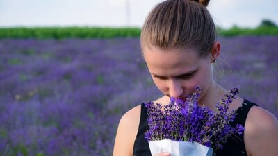 Smell can also influence the attraction between individuals. Research has shown that people are more attracted to others who have different immune system genes, which they can smell through pheromones. (Unsplash) Smell can also influence the attraction between individuals. Research has shown that people are more attracted to others who have different immune system genes, which they can smell through pheromones. (Unsplash)