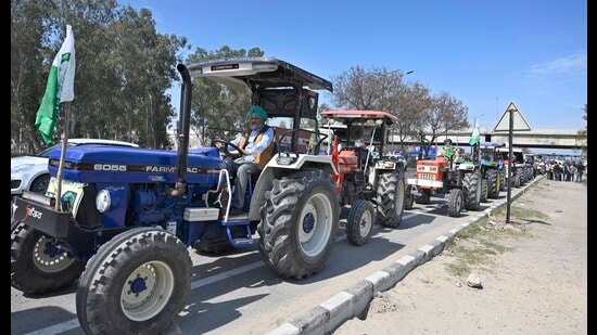 The farmers remained resolute in their commitment to address their grievances through peaceful means. (HT PHOTO)