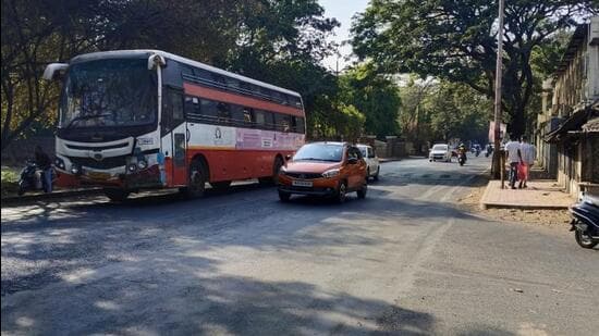 The stretch in question has been closed for two-way traffic due to work on a stretch of the old Mumbai-Pune Highway near Jai Hind theatre. (HT PHOTO)