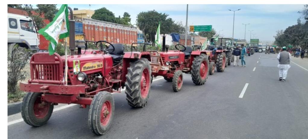 Tractors parked at NH 58 which connects Meerut to Delhi (HT Photo) Tractors parked at NH 58 which connects Meerut to Delhi (HT Photo)