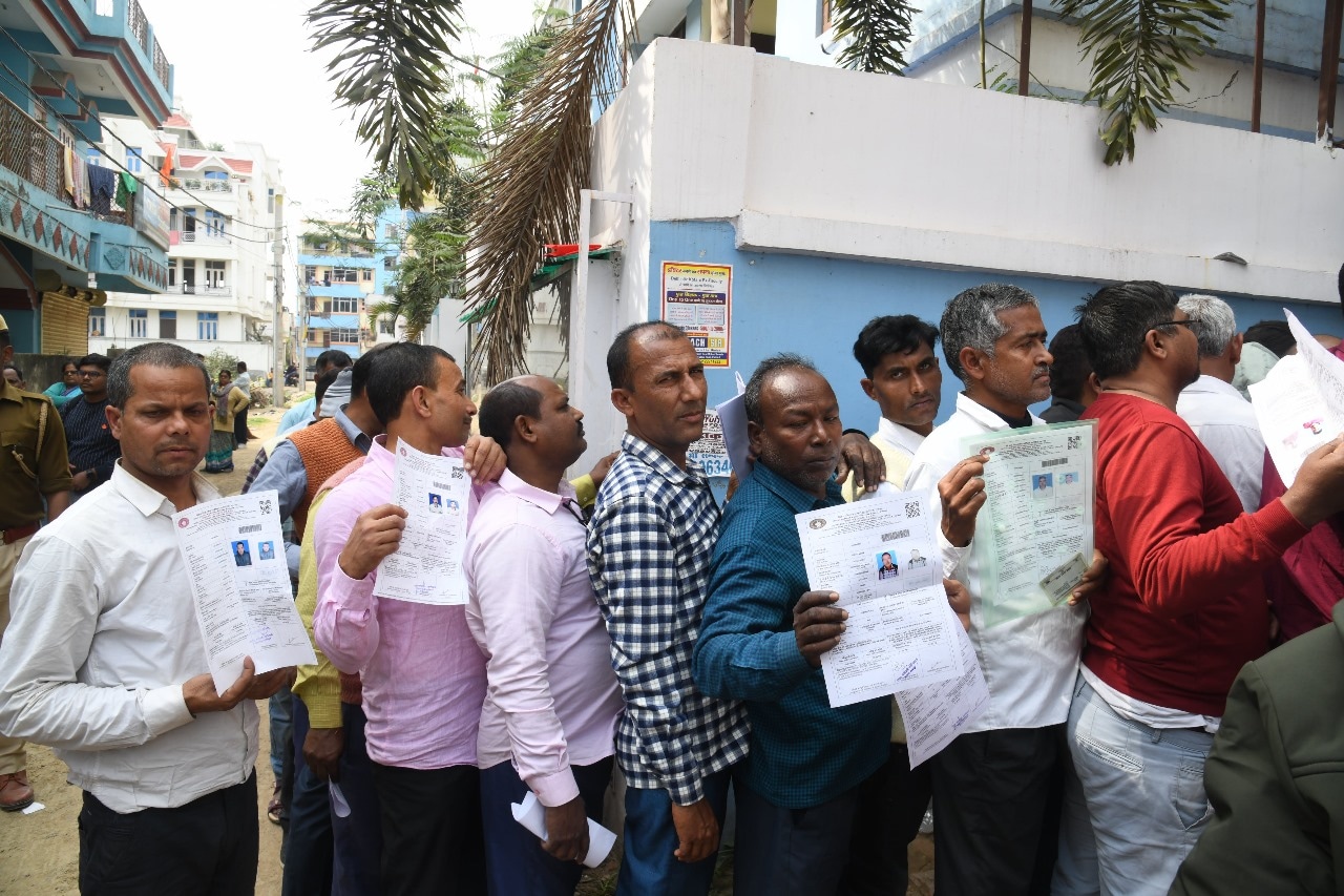 Candidates standing in a queue to appear for shift 2 exam Candidates standing in a queue to appear for shift 2 exam
