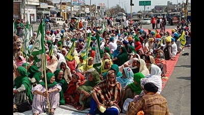 BKU (sidhupur) activists sitting on protests on NH-7. (Sanjeev Kumar/HT) BKU (sidhupur) activists sitting on protests on NH-7. (Sanjeev Kumar/HT)
