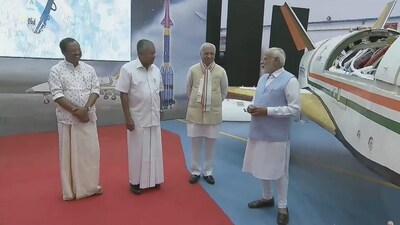 PM Modi with Kerala Governor Arif Mohammad Khan, Union Minister V. Muraleedharan and Kerala Chief Minister Pinarayi Vijayan during a visit to Vikram Sarabhai Space Centre (VSSC) in Thiruvananthapuram, (PTI) PM Modi with Kerala Governor Arif Mohammad Khan, Union Minister V. Muraleedharan and Kerala Chief Minister Pinarayi Vijayan during a visit to Vikram Sarabhai Space Centre (VSSC) in Thiruvananthapuram, (PTI)