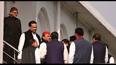 SP chief Akhilesh Yadav and Alok Ranjan with party MLAs after the polling (HT Photo) SP chief Akhilesh Yadav and Alok Ranjan with party MLAs after the polling (HT Photo)
