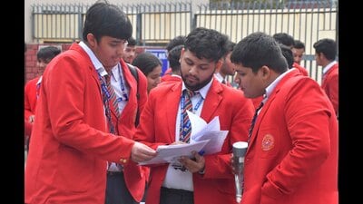 Students discussing the English paper outside the examination centre at Guru Nanak Public School in Ludhiana. (HT) Students discussing the English paper outside the examination centre at Guru Nanak Public School in Ludhiana. (HT)