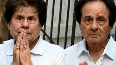 Nirmal Udhas and Manhar Udhas, brothers of Pankaj Udhas were seen paying their last respects. Pankaj Udhas's mortal remains were covered in tricolour at his residence in Mumbai. He was laid to rest today with state honours by the Mumbai Police. Nirmal Udhas and Manhar Udhas, brothers of Pankaj Udhas were seen paying their last respects. Pankaj Udhas's mortal remains were covered in tricolour at his residence in Mumbai. He was laid to rest today with state honours by the Mumbai Police. 