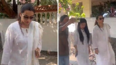 Vidya Balan at Pankaj Udhas's residence. Vidya Balan at Pankaj Udhas's residence.