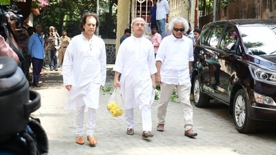 Zakir Hussain was spotted at the Udhas residence to pay his respects. He talked to the press and said, “The amount of happiness he has shared with his music, there is no answer for that. We love his family and Pankaj bhai immensely.” Zakir Hussain was spotted at the Udhas residence to pay his respects. He talked to the press and said, “The amount of happiness he has shared with his music, there is no answer for that. We love his family and Pankaj bhai immensely.”