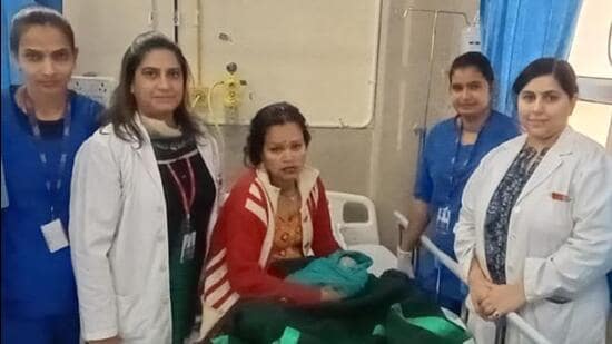 New mother Roshini Sharma with the nurses who helped deliver her baby and the hospital staff of Sharda Hospital. (HT Photo)