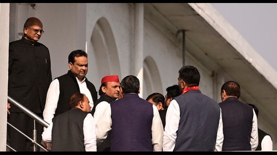 SP chief Akhilesh Yadav and Alok Ranjan with party MLAs after the polling (HT Photo)