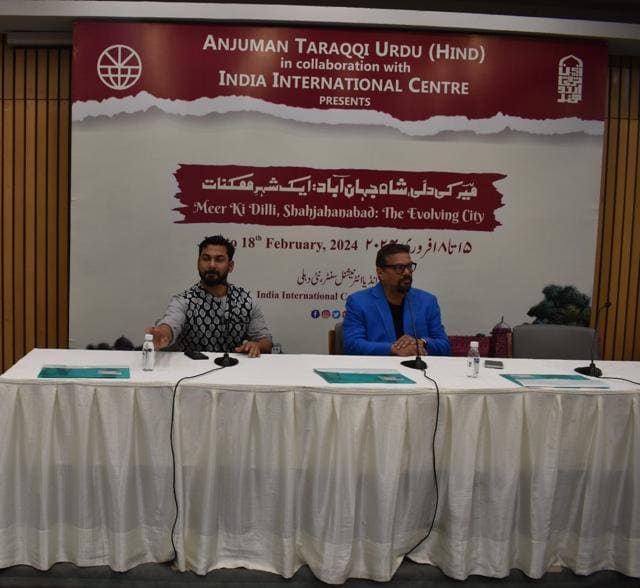 Chef Sadaf Hussain (left) and Vir Sanghvi talking about Delhi ke khaane. (Courtesy Anjuman Taraqqi Urdu (Hind))
