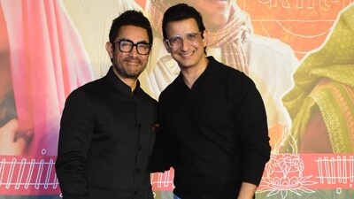 Aamir Khan's 3 Idiots co-star Sharman Joshi was also part of the event. He wore a black shirt, denims and black shoes. Sharman and Aamir smiled and posed for the paparazzi. Aamir Khan's 3 Idiots co-star Sharman Joshi was also part of the event. He wore a black shirt, denims and black shoes. Sharman and Aamir smiled and posed for the paparazzi.