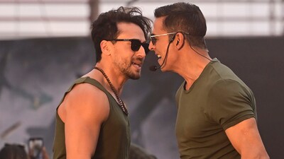 Akshay Kumar and Tiger Shroff performing at the Clock Tower in Lucknow. (Deepak Gupta/HT) Akshay Kumar and Tiger Shroff performing at the Clock Tower in Lucknow. (Deepak Gupta/HT)
