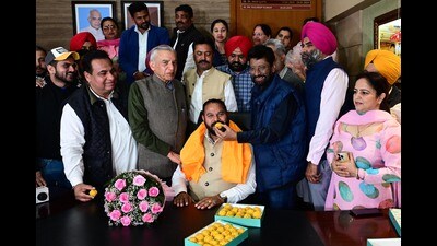 AAP and Congress leaders greeting Kuldeep Kumar Dhalor after he took charge as the Chandigarh mayor on Wednesday. (Ravi Kumar/HT) AAP and Congress leaders greeting Kuldeep Kumar Dhalor after he took charge as the Chandigarh mayor on Wednesday. (Ravi Kumar/HT)