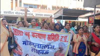 ASHA workers protest in Lucknow (HT Photo)