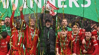 Liverpool and its manager Jurgen Klopp (C) lift the English League Cup. (AFP) Liverpool and its manager Jurgen Klopp (C) lift the English League Cup. (AFP)