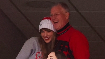 Taylor Swift (L) and her father Scott Kingsley Swift (top R) cheer as they watch the Kansas City Chiefs play the New England Patriots at Gillette Stadium in Foxborough, Massachusetts, on December 17, 2023 (Photo by Maddie Meyer / GETTY IMAGES NORTH AMERICA / AFP) (AFP) Taylor Swift (L) and her father Scott Kingsley Swift (top R) cheer as they watch the Kansas City Chiefs play the New England Patriots at Gillette Stadium in Foxborough, Massachusetts, on December 17, 2023 (Photo by Maddie Meyer / GETTY IMAGES NORTH AMERICA / AFP) (AFP)