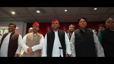 Guddu Jamali joins Samajwadi Party in the presence of Akhilesh Yadav in Lucknow (Mushtaq Ali/HT)