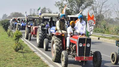 Punjab Congress workers taking out a tractor march in Amritsar. (Sameer Sehgal/HT)