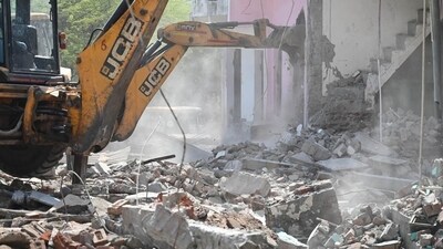 Separately, officials from the forest department, along with Delhi Police carried out a demolition drive at Sangam Vihar in Delhi on Wednesday. (Samchit Khanna/HT Photo) Separately, officials from the forest department, along with Delhi Police carried out a demolition drive at Sangam Vihar in Delhi on Wednesday. (Samchit Khanna/HT Photo)