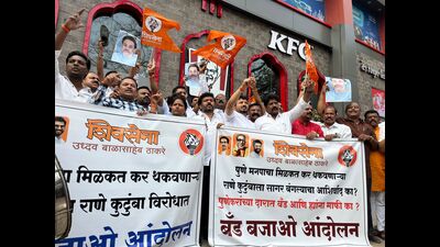 Shiv Sena (UBT) workers held protests at R Deccan Mall on Wednesday. (HT PHOTO)