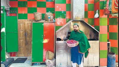 The shrines of Hazrat Sarmad Shah Shahid and Hazrat Hare Bhare Shah lie wedged between Jama Masjid and Meena Bazar. (HT Photo) The shrines of Hazrat Sarmad Shah Shahid and Hazrat Hare Bhare Shah lie wedged between Jama Masjid and Meena Bazar. (HT Photo)