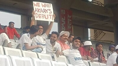 The image shows the cricket fan holding up a placard that has a request for Virat Kohli and Anushka Sharma. (Instagram/@the_arpit_raj_) The image shows the cricket fan holding up a placard that has a request for Virat Kohli and Anushka Sharma. (Instagram/@the_arpit_raj_)