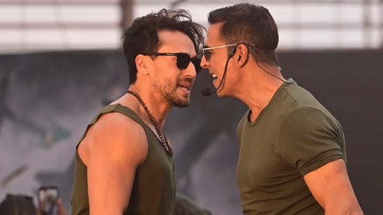 Akshay Kumar and Tiger Shroff performing at the Clock Tower in Lucknow. (Deepak Gupta/HT)