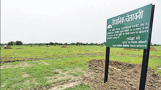 Nobody can sell a plot or flat in a housing project without owning the land and also obtaining the building layout map approvals. The realtor also needs to register the project with the Uttar Pradesh Real Estate Regulatory Authority and seek a number before selling the property. (HT Archive)