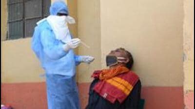 A health worker collects swab for Covid tests in Patna during the pandemic. (HT)