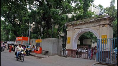 Joint charity commissioner, Pune allegedly found discrepancies worth over ₹11.65 crore in the Indigent Patients Fund (IPF) account of KEM Hospital Trust. (HT FILE) Joint charity commissioner, Pune allegedly found discrepancies worth over ₹11.65 crore in the Indigent Patients Fund (IPF) account of KEM Hospital Trust. (HT FILE)